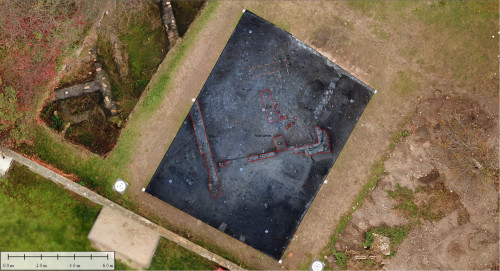 Fig. 4. Orthofotomozaic pentru suprafața cercetată (secțiunile reunite SXIX și SXX), georeferențiat în sistem național Stereo70, cu redarea principalelor contexte arheologice identificate.
